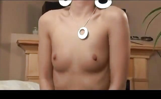 O tipă sexy sexy se fute cu un sex oral uimitor în sufragerie