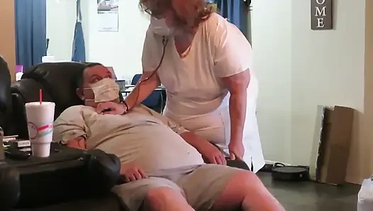 BBW-krankenschwester Vicki nimmt paarige lebenszeichen