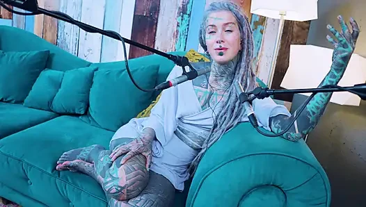 Aku berbicara tentang N - Needed - ASMR podcast SFW berbicara gadis kurus gothic bertato rambut gimbal