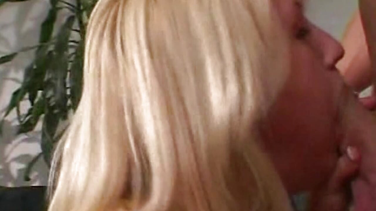 Blonde Schönheit gibt intensiven Blowjob