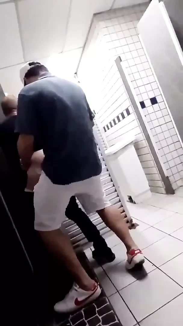Секс в общественном туалете