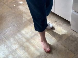 Ibu mertua melepas sepatu dan kaus kaki untuk menunjukkan kakinya