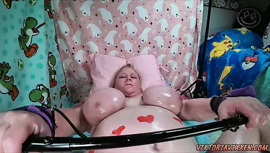 Gefesselte BBW Mit Dickem Bauch, Eingeölt & Maschinengefickt in Muschi Und Arsch