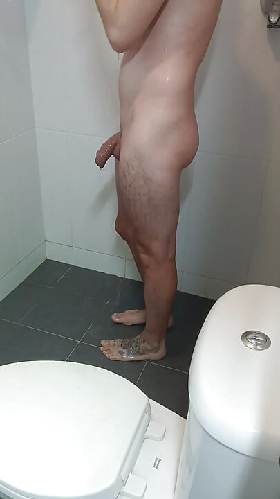 Kurze dusche, nachdem ich meinen schwanz, meine eier und meinen anus rasiert hat