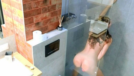 Twee echte orgasmes onder de douche voor het slapengaan