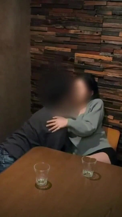 Sex într-un bar noaptea târziu, în timp ce mă prosteam cu prietena mea apropiată, comutatorul nostru erotic a fost pornit (#411) | Clip 1