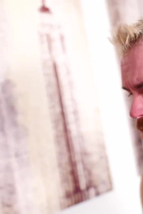 Bearfilms tatoveret Zack Acland bliver intim med Cooper Roads