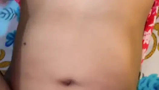 Üvey Kız Kardeşini Baştan Çıkarıyor Ve Yatak Odasında Sikişiyor