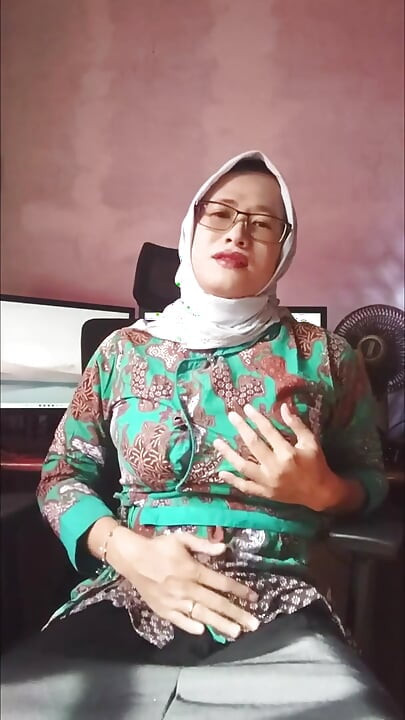 Hijab Shemale Masturbation in the Morning