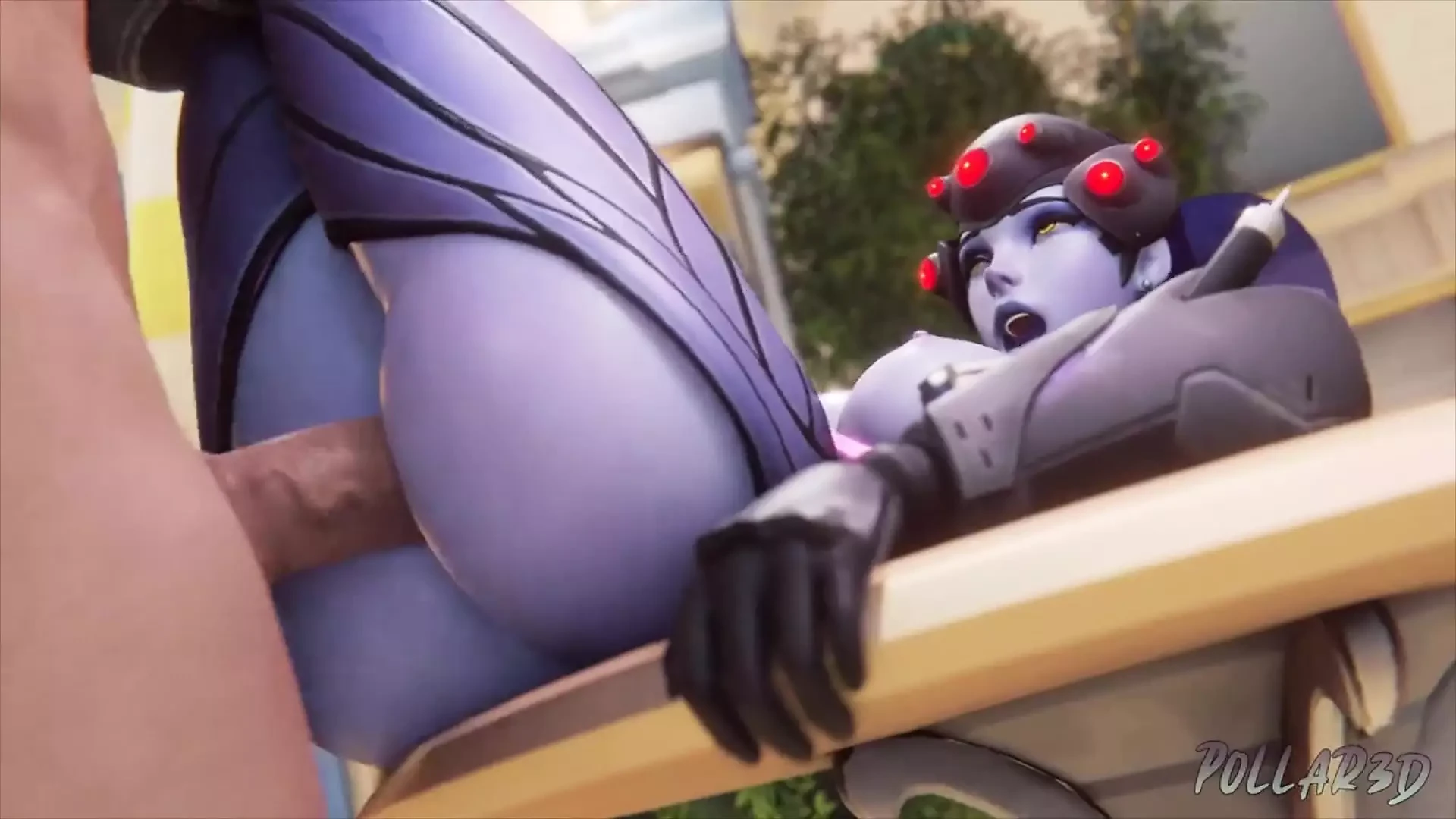 Widowmaker membentangkan kakinya di atas meja dan dikongkek