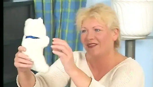 Gilf pirang memakai stoking sambil dildo memek