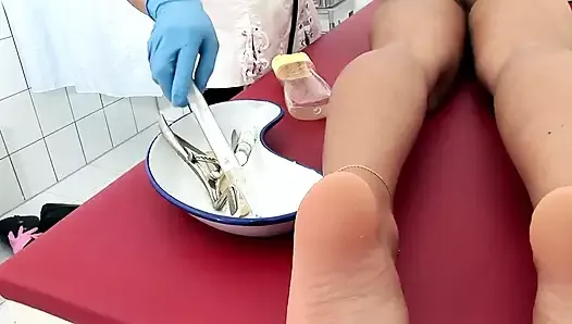 Une infirmière en nylon enquête sur un patient avec un lavement, un spéculum et un fisting avec ses gants en latex