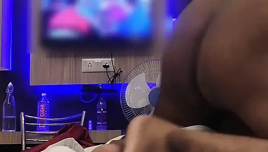 Sert anal seks yüksek sesle inliyor