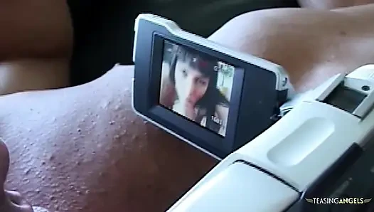 Cinsel olarak tahrik edilen iki kadının büyük bir erkek cinsel organı da dahil olmak üzere cinsel bir karşılaşmaya girmeleri gerekir ve bu da üçlü grup seksle sonuçlanır
