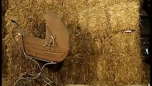 Немецкую крошку-блондинку поделили в винтажном тройничке ЖЖМ с возрастным разрывом