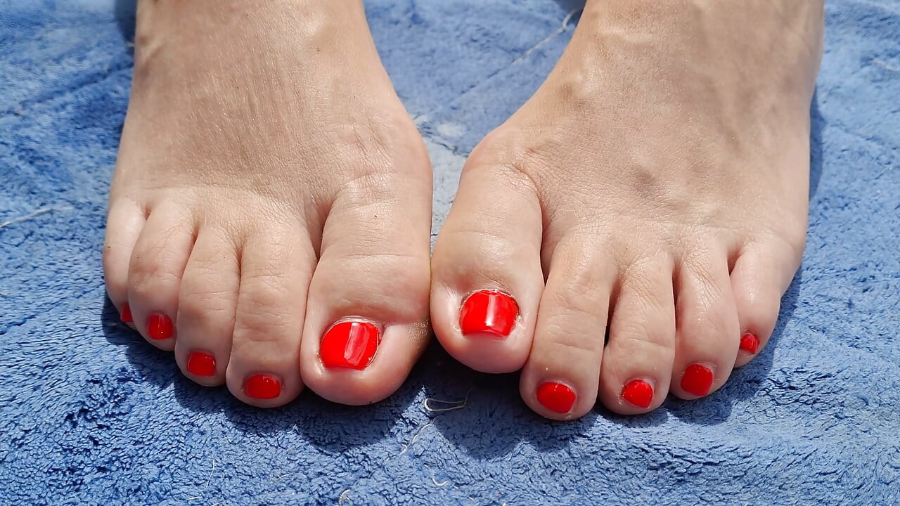 Jiran matang datang dan mengusik saya dengan jari kaki merah comel dan bermain dengan zakar saya