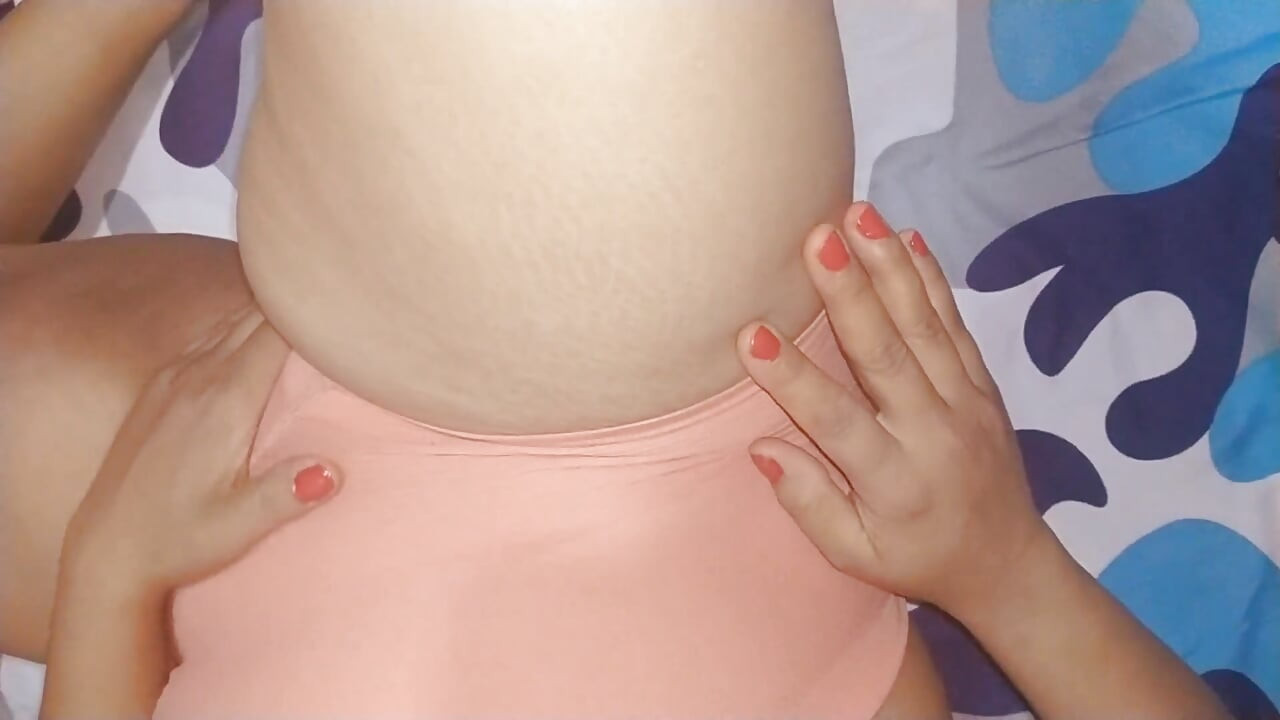 Nepali menina brincando com 7inch Dido