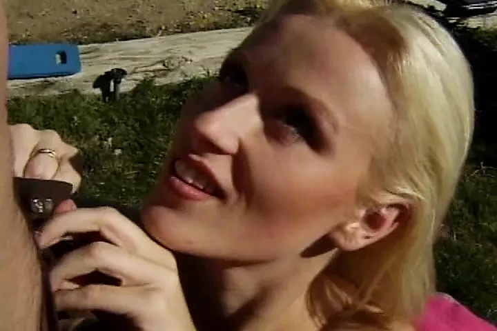 Obrovský výstřik na obličej pro sexy blonďatou holku po venkovním šukání