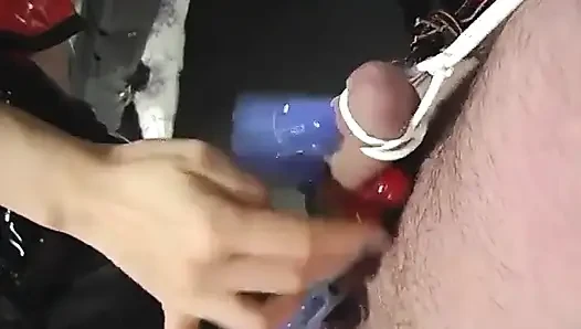 Kalçalı bdsm sahibe adamın yakalı yüzünü halatlıyor ve bağlı yarağını çekiyor