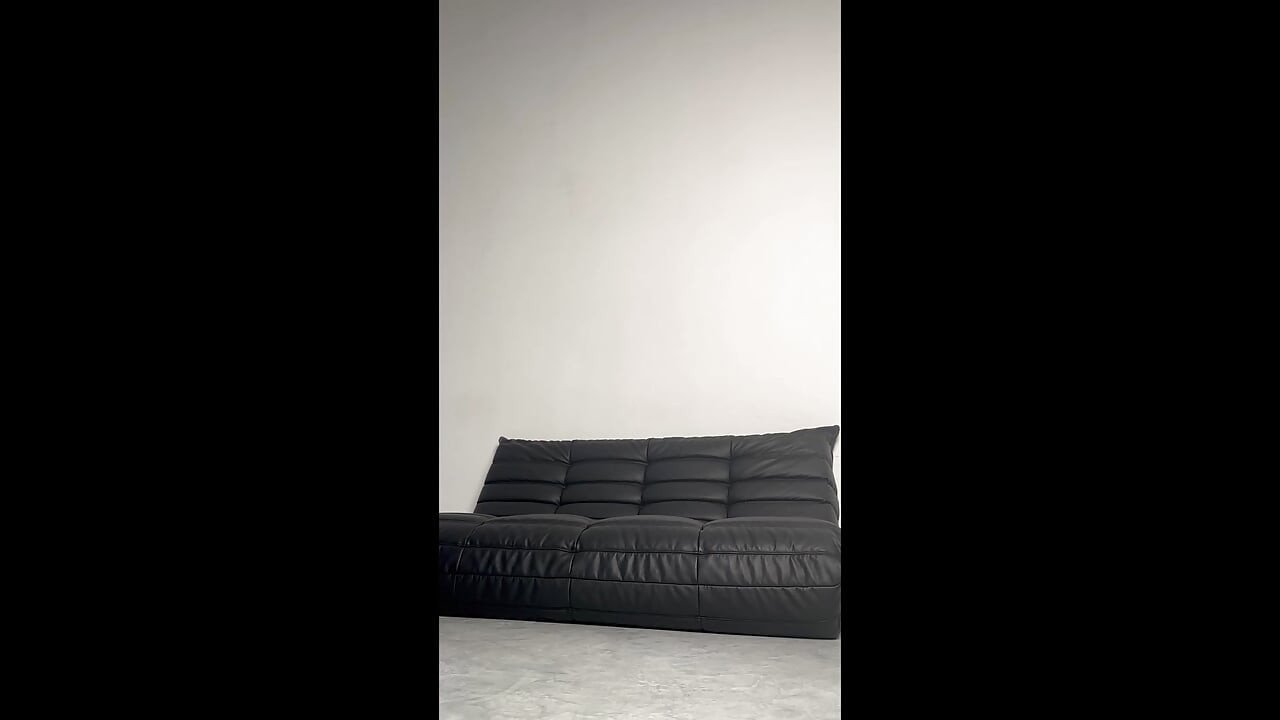 穿著緊身白色緊身衣的瑜伽