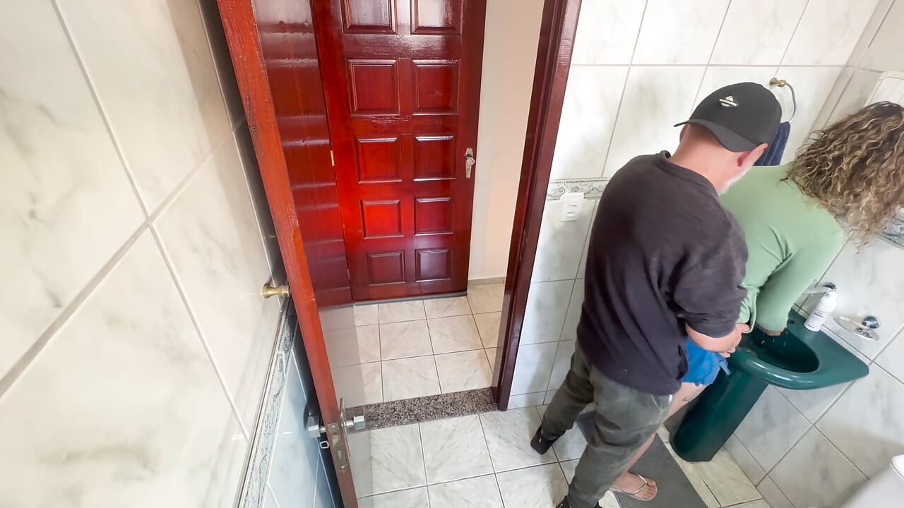השכנה שלי מרגלת אחריי ונכנסת לחדר האמבטיה כדי להתחכך בי