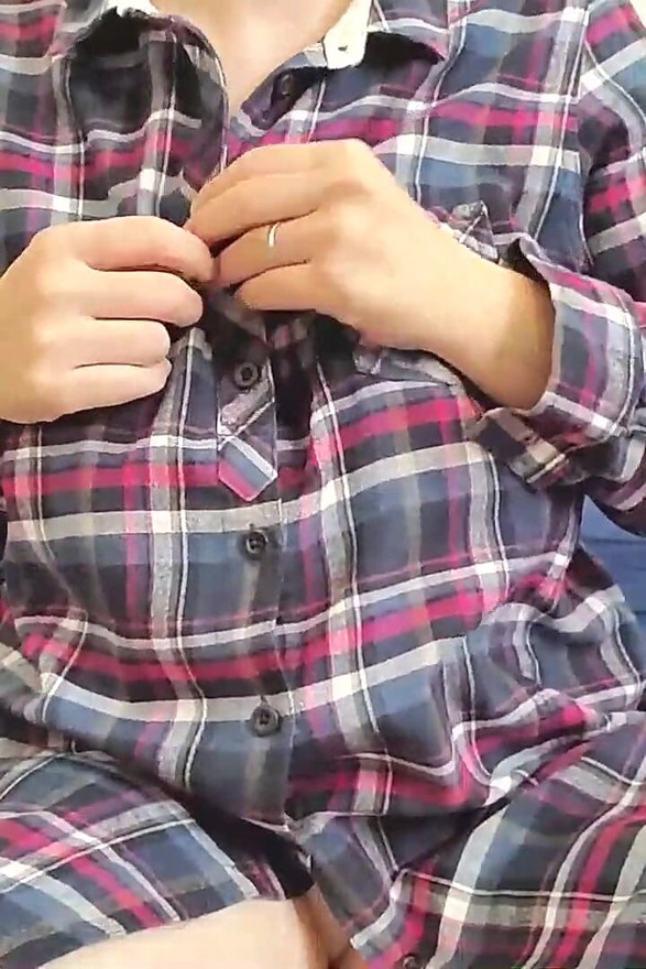 一個已婚婦女張開雙腿自慰