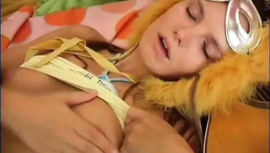 Dua gadis remaja sange dengan toket aduhai lagi asik masturbasi memek sempitnya pakai dildo