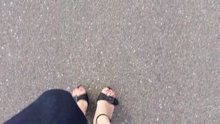 Piedi CD che camminano in sandali con zeppa