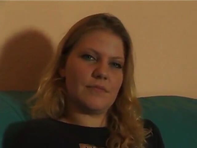 Blond tøs gnider og fingrer sin fisse ved støbningen