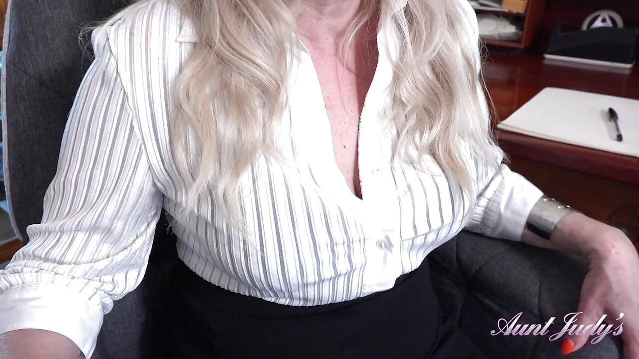 Auntjudys - Andrea Ann, Ta Patronne Mature Excitée Vous Suce Une Bite Au Bureau