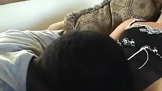 Şehvetli esmer kadın büyük yarağa öğürterek domaltarak sikişiyor