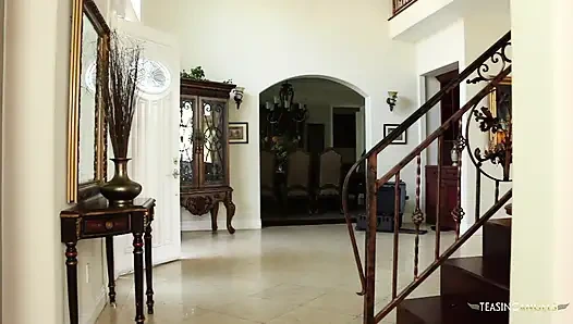 Blondine mit bräunungsstreifen reitet einen großen schwanz