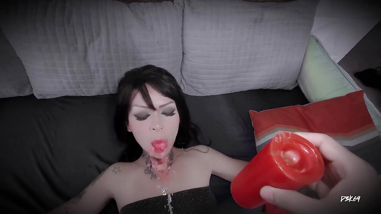 Vnadná gotická dívka deepthroat a tvrdě ošukaná kundička