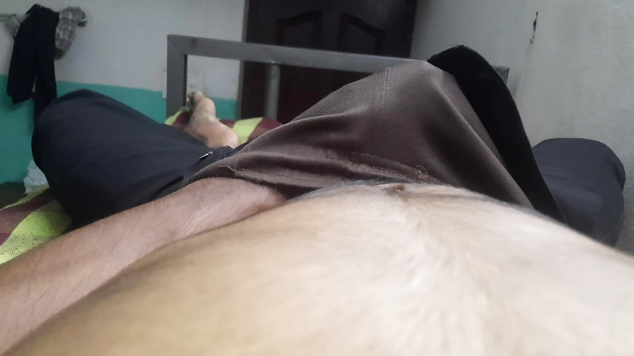 방에서 마스터 핑거링하는 핫한 식스 팩 보이