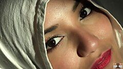 美しい目、白いヒジャーブ、ビバ・アテナ、アラブ少女が明らかに