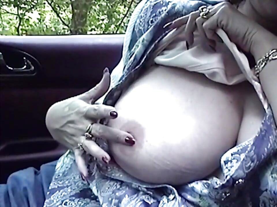 Real amador caseiro, meia-calça usa meias de nylon mostra arcos e peitos enormes no carro