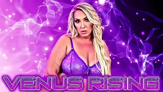 Orta yaşlı seksi kadın tek başına oynuyor ve vibratörle orgazm oluyor