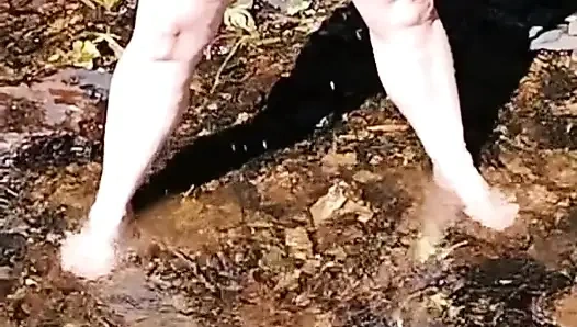 Я отвёл мачеху посмотреть поток, и она в итоге сняла всю одежду прямо передо мной.