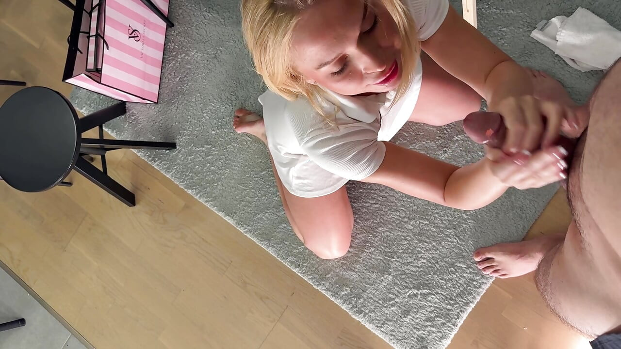 Alle natuurlijke grote tieten grote kont hete milf schilder wil dat haar model masturbeert voor haar eigen plezier tijdens het schilderen van hem