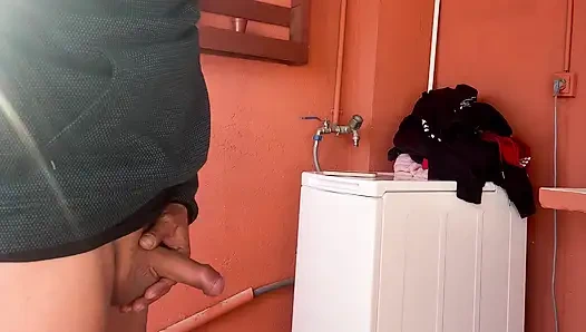 Versehentlicher Sex im Waschraum mit meinem kleinen Nachbarn