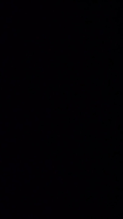 漂亮苗条的青少年与无辜的脸撒尿