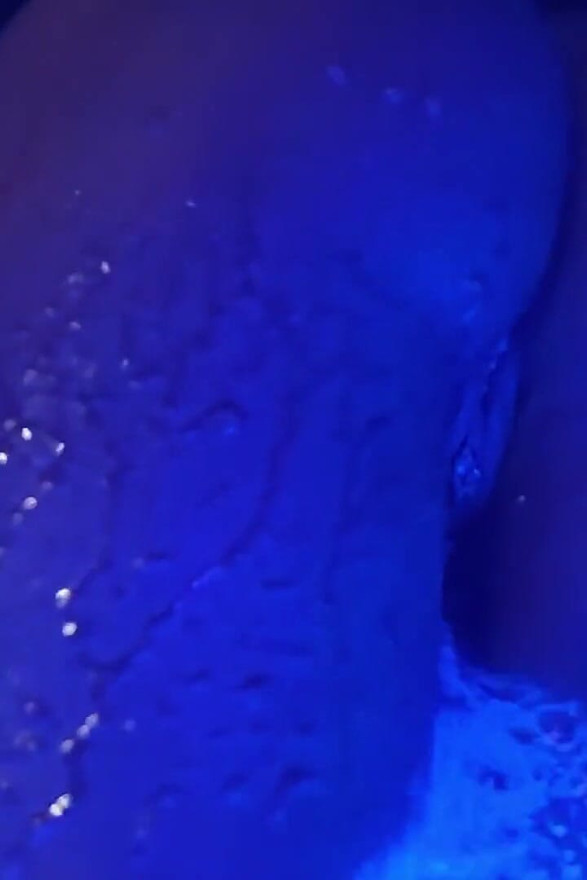 Barefoot & Bubbles Blackswan Gets Her Groove on