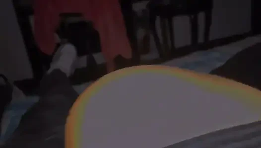 Nyepong kontol sambil pake hp. Cowok ini ngentot pantatku habis-habisan sampai dicrot sperma hangat