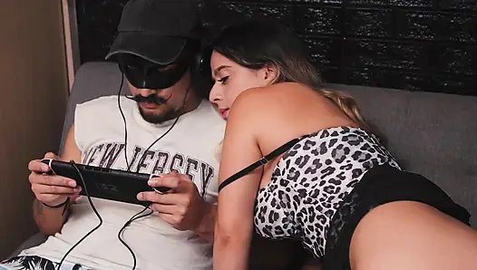 Ich Ficke Die Stiefschwester Meines Besten Freundes, Während Er an Switch 2 Spielt