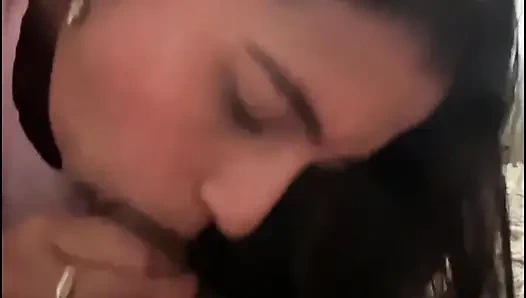 Güzel yüzlü güzel Hintli kadın, penis emiyor ve sonra dört ayak üzerinde sikişiyor, etkileyici derecede büyük bir poposu var