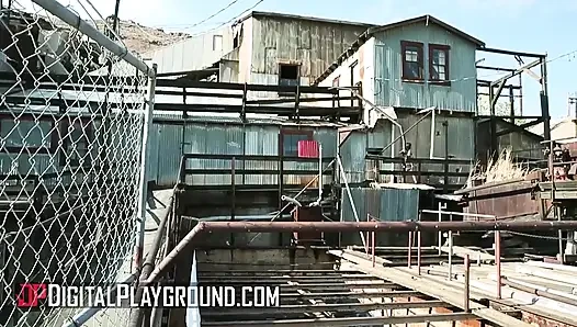Digitalplayground - Rachele Richey perili bir kabinde büyülü bir elbise keşfediyor ve daha önce hiç olmadığı kadar sikiliyor