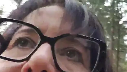 Julie zieht blank am Strassenrand und spritzt