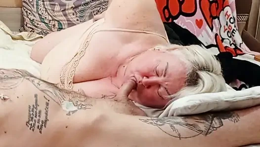 Соседка светит на ее ступнях и сосет мой хуй, пока я не кончу ей в рот