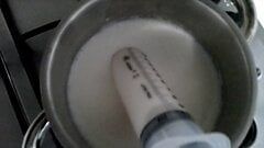 Enema de leite quente antes de ser fodida