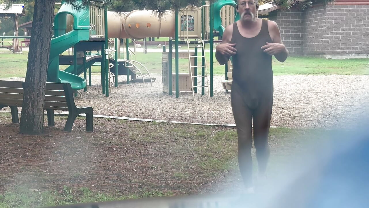 На общественной детской площадке